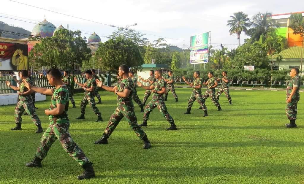 Sejumlah prajurit terlihat berlatih Bela Diri Militer (BDM) di halaman Makodim 0311/Pessel