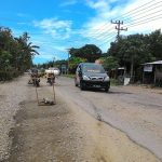 Plang bermerek "Pelan Om" berdiri tegak dijalan lintas Nasional (Jalinsum), tepatnya di kenagarian Taratak, Kecamatan Sutera, Kabupaten Pesisir Selatan (Pessel)