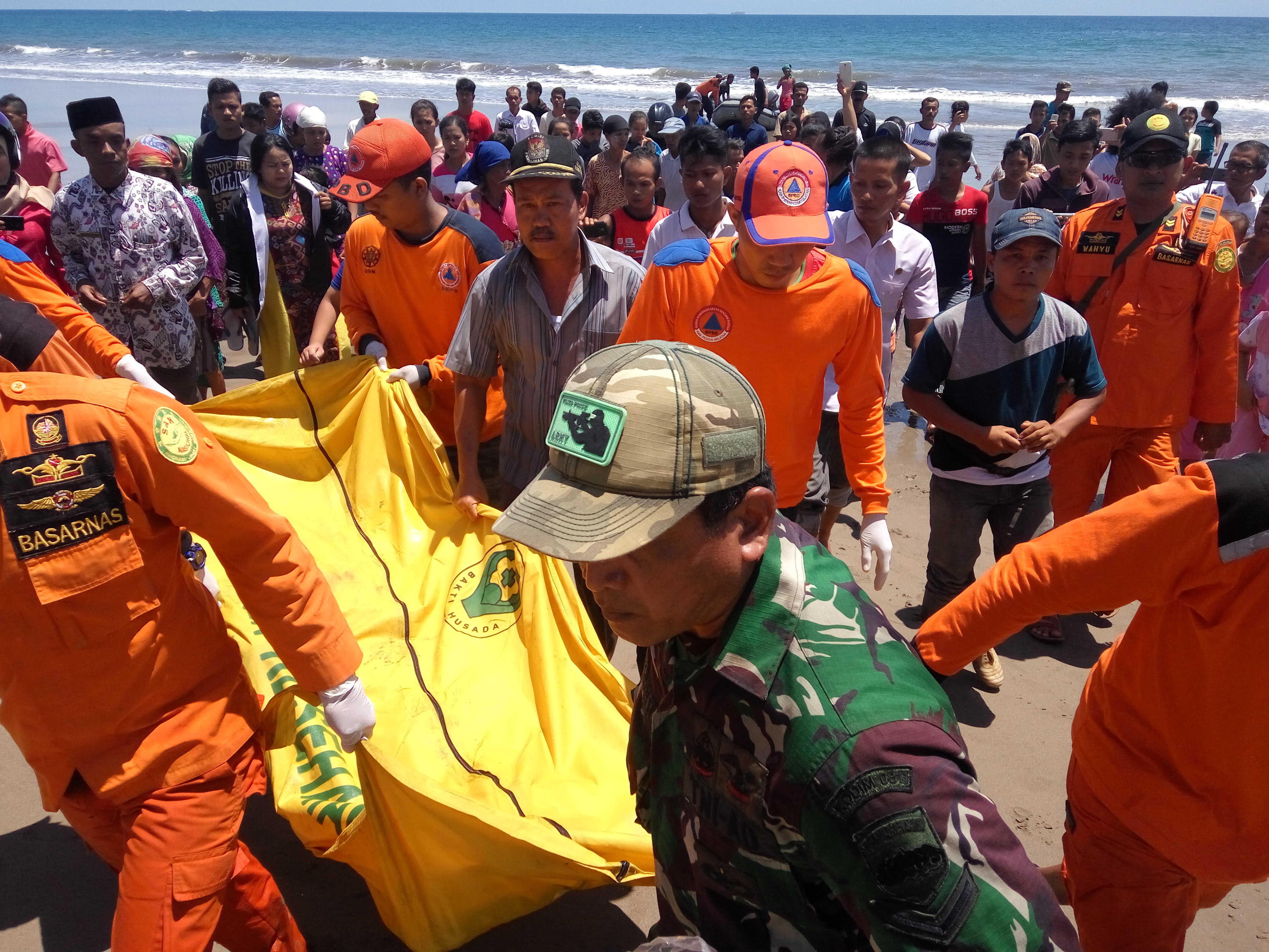 tim gabungan Basarnas Kota Padang, BPBD PesSel dan TNI saat melakukan evakuasi korban