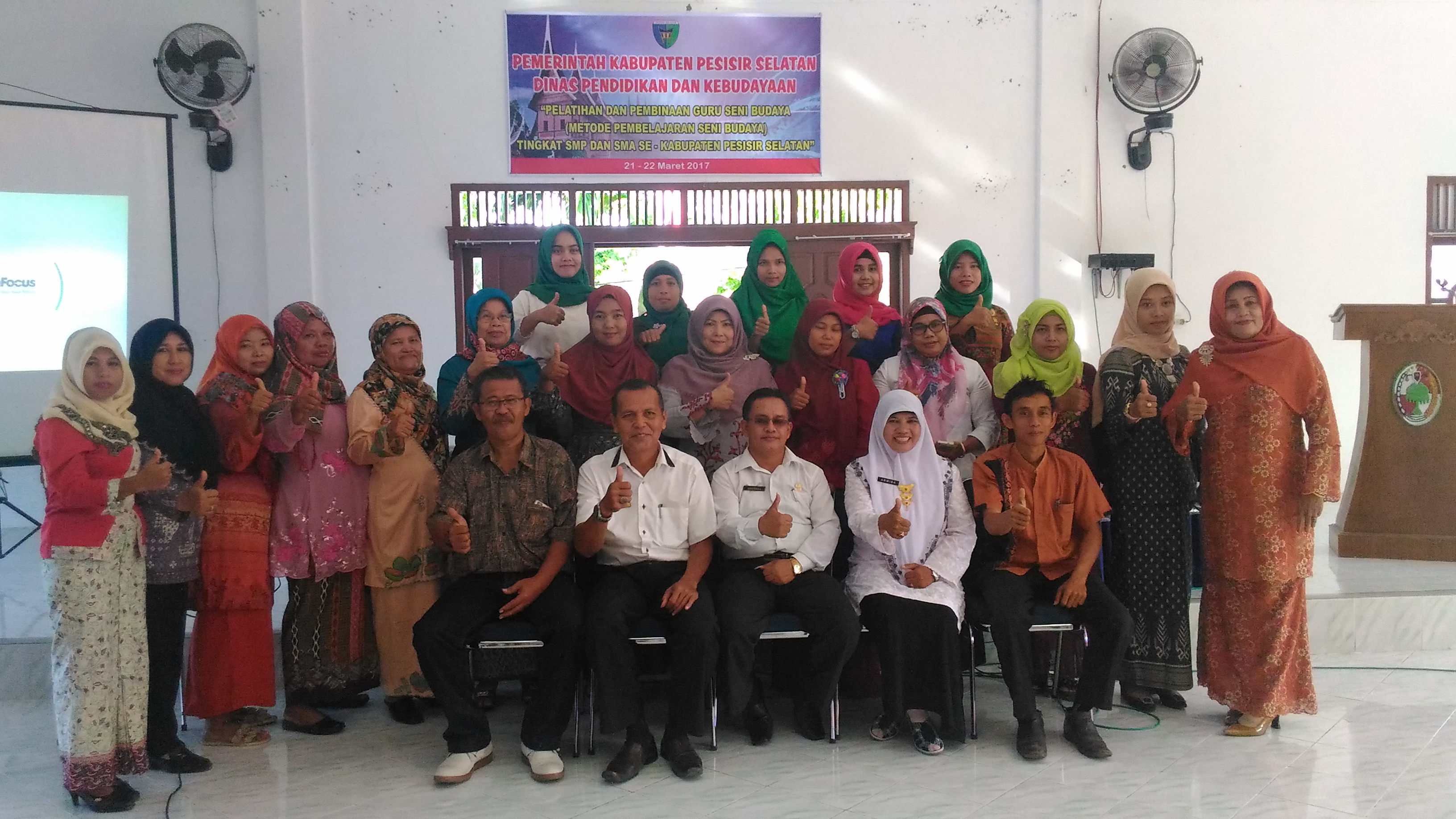 Peserta pelatihan dan Pembinaan guru seni tingkat SMP dan SMA se Kabupaten Pessel.
