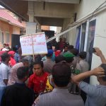 Puluhan masyarakat saat melakukan demo di Gedung KAN setempat