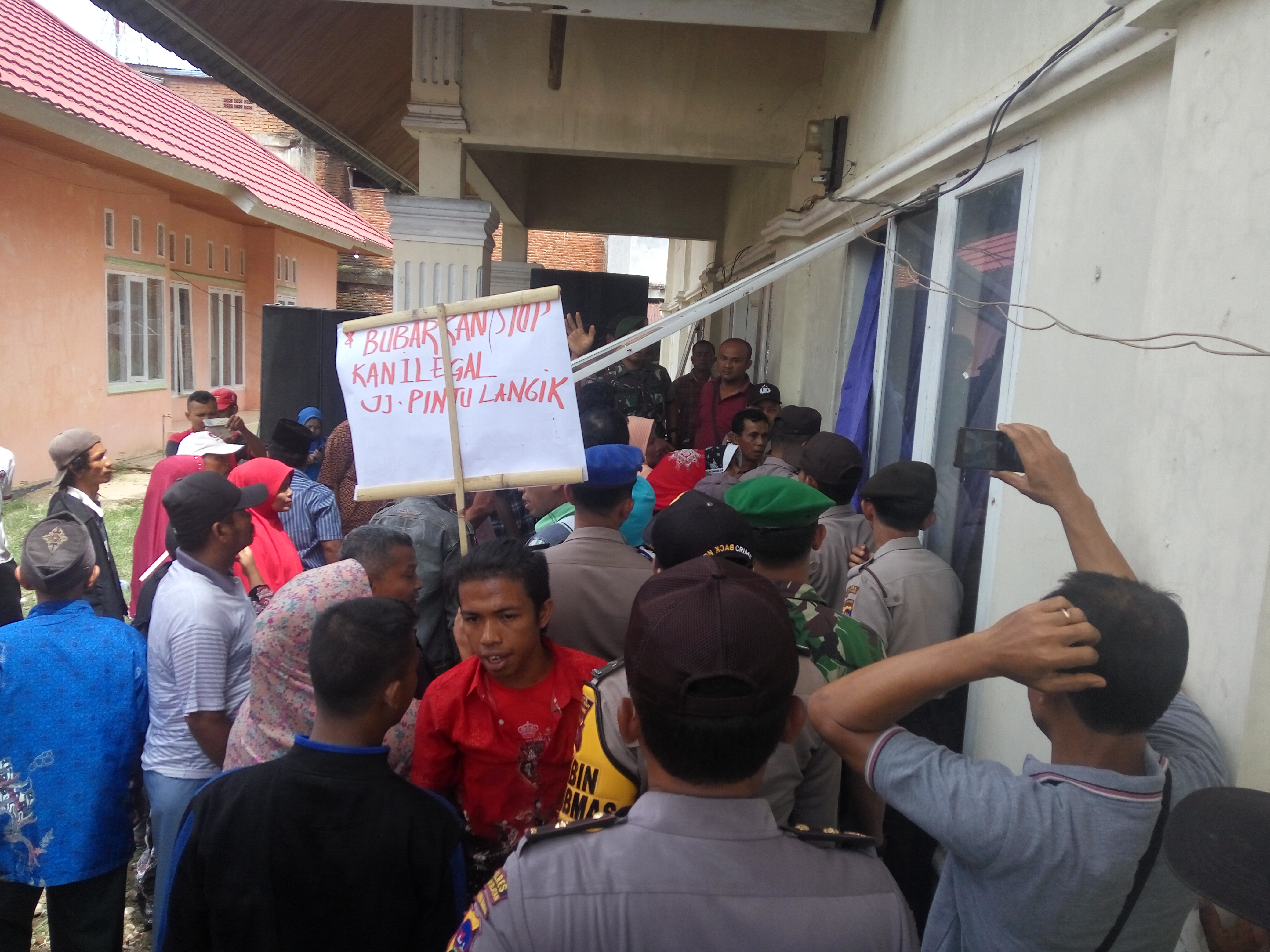 Puluhan masyarakat saat melakukan demo di Gedung KAN setempat