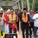 Gubernur Sumbar, Bupati Pessel, Anggota DPRD Sumbar, dan segenap lapisan masyarakat saat peresmian jembatan Bayang