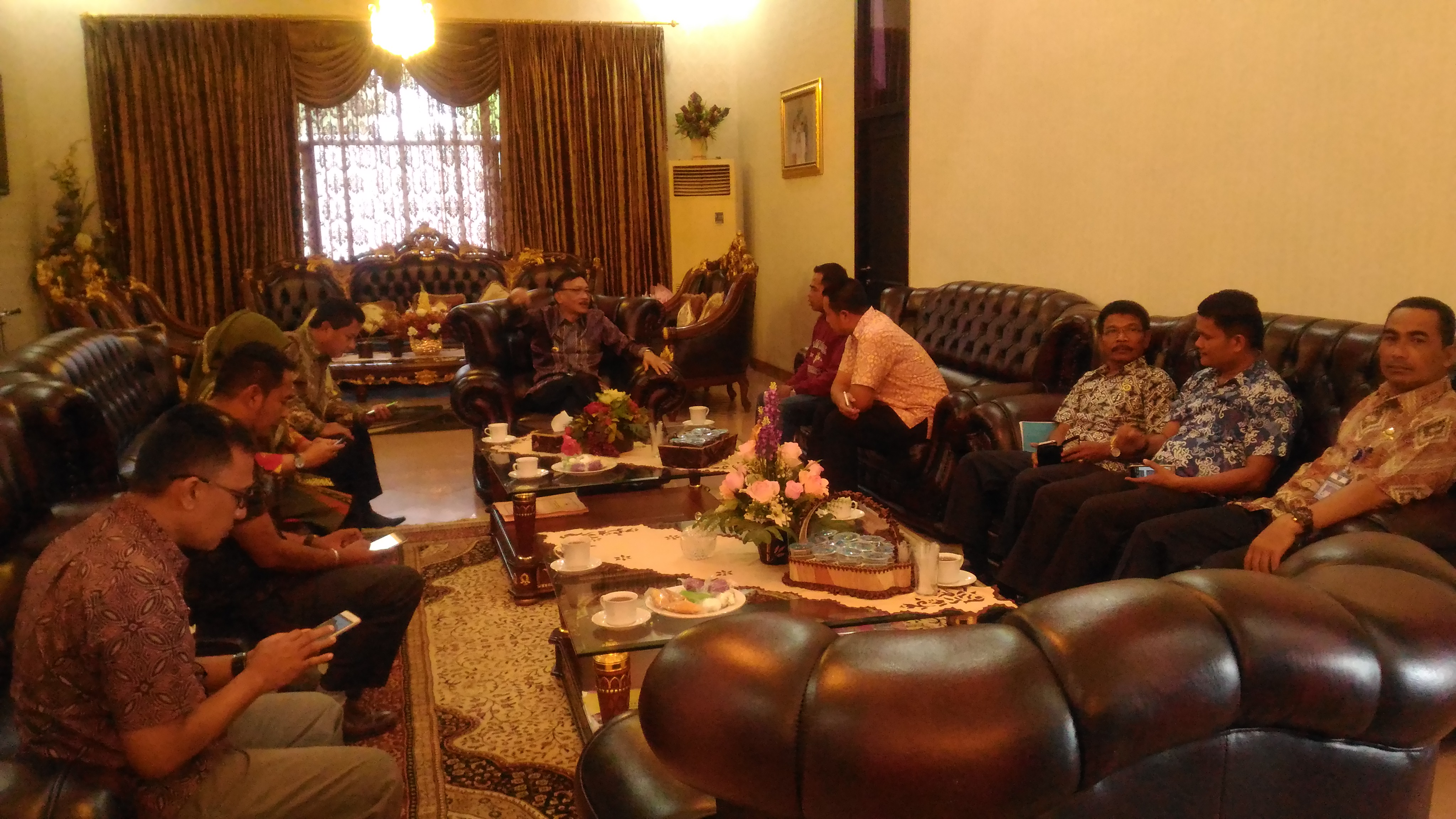 pertemuan dengan Wakil Bupati Kabupaten Solok, Zulfadli Nurdin, di rumah dinas bupati Kamis, (6/4).
