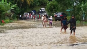 Batang Tarusan Kembali Meluap.  Jalan Nasional Padang Painan Dikepung Banjir. 