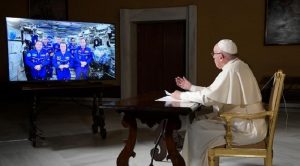 Paus Fransiskus Video Call dengan 6 Astronot di Angkasa Luar