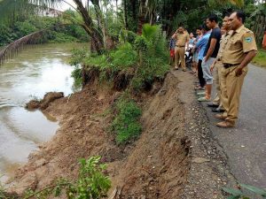 Abrasi Sungai Timbulkan Kerusakan Badan Jalan, Camat Batang Kapas Minta Tertipkan Tambang Ilegal.