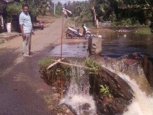 Akibat Luapan Air, Jalan Nagari Pasar Bukit Air Haji Pessel Terancam Terban