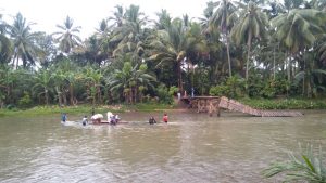 Jembatan Alternatif di Kampung Nyiur Gading, Kambang Terputus, Warga Naik Rakit Untuk Sampai ke Penyeberangan