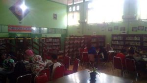 DARI HARI KE HARI PERPUSTAKAAN ADINEGORO MAKIN RAMAI