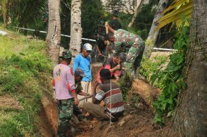 TNI  dan Masyarakat Buat  Irigasi