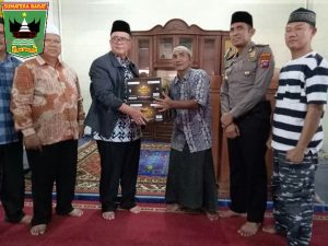 Wagub Serahkan Bantuan Tikar Untuk Masjid Assalam Tuapejat