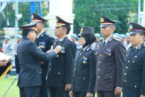 HUT BHAYANGKARA YG KE 72, KAPOLDA SUMBAR BERIKAN PENGHARGAAN