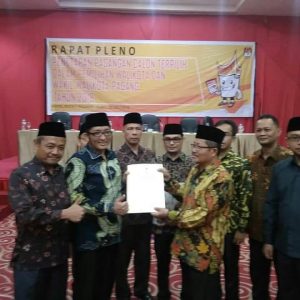 KPU Resmi Tetapkan Mahyeldi dan Hendri Sebagai Walikota dan Wakil Walikota Padang