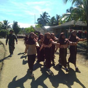 Sertu Imanuel Tarigan, Latih Gerak Jalan Siswa SDN 21 Lembah Melintang