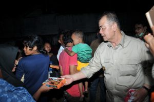 Wagub Nasrul Abit Sentu Pengungsi Bencana Gempa Sulteng dengan Randang