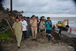 GUBERNUR TINJAU LANGSUNG 2 LOKASI TERDAMPAK ABRASI DI PESISIR KAB. PADANG PARIAMAN