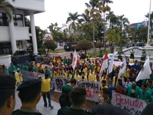 Ratusan Mahasiswa Berunjuk Rasa Ke DPRD Sumbar