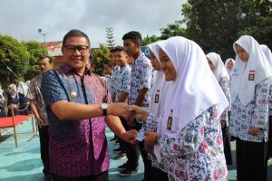 Walikota Ramlan Nurmatias Serahkan e-KTP Kepada Siswa SMA 1 Bukittinggi