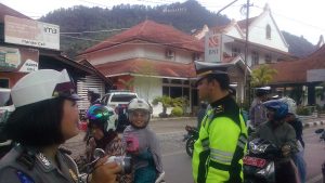 Pemperingati Hari Ibu 2018. JAJARAN.SATLANTAS POLRES SAWAHLUNTO BAGI CUP CAKE KE PENGENDARA YANG TERTIB