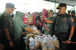 Sembako Murah, Ribuan Masyarakat Padati Halaman Makorem 082/CPYJ