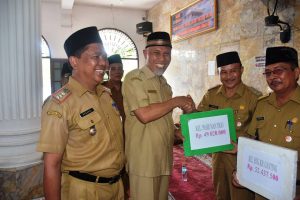 299,649 Juta Dana Operasinal RT/RW se Kecamatan Koto Tangah diserahkan