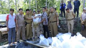 Wabup Amrizal Serahkan Bantuan 10 Ribu Benih Ikan untuk Pemuda Siguntur