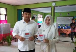Didampingi Istri, Bupati dan Wabup Gunakan Hak Pilih