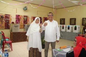 Walikota Riza Datangi TPS 06 Berikan Hak Suara