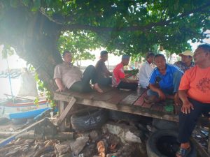 Wagub Nasrul Abit dan Nelayan Purus Berbagi Cerita