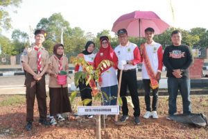 Wawako Erwin Bersama Istrinya,Tanam Pohon “Cinta” di Tanjung Pinang