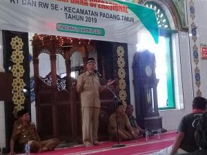 Serahkan Dana RT dan RW se-Kecamatan Padang Timur,  Wali Kota Padang Imbau Sukseskan Beberapa Hal