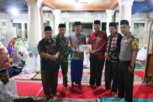 Tim I Safari Ramadhan. Bupati Irfendi Arbi Bantu Mesjid, Siswi dan Masyarakat Lubuak Batingkok