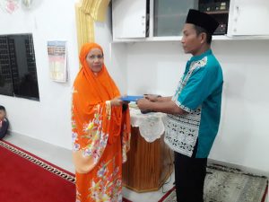 Tim Safari Ramadhan DPRD Kota Padang Beri Bantuan ke Mushalla Tamppis Purus