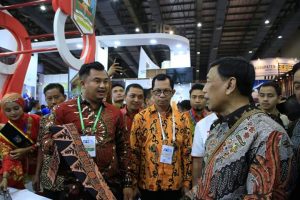 SUTAN RISKA DAN PARA RAJA PERKENALKAN BATIK TANAH LIEK KE WIRANTO