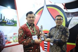 BUPATI SUTAN RISKA DAPAT OBSSESION AWARD