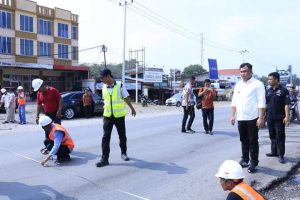 Bupati Tinjau Langsung Pengukuran Pelebaran Ruas Jalinsum