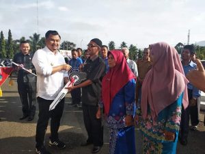 Bupati Sutan Riska Serahkan Kendaraan Dinas untuk 26 Kepala Sekolah Daerah Pinggiran