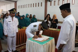 Khris La Deva  Jabat Camat Akabiluru