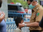 Tanggapi Bencana Kabut di Pessel, Bupati Hendrajoni Bagikan Masker Pada Masyarakat