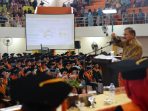 Dihadapan 1.281 Wisudawan Vokasi Politeknik Negeri Padang, Alimukhni Presentasi Dengan Cerita Yang Relevan