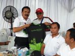 Irjen Pol Fahrizal menerima Jersey kebanggaan Karambia Runners