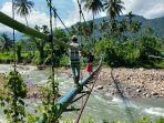 Hanyut Diterjang Bandang, Warga Solsel Jadikan Pipa PDAM Untuk Jembatan Penyeberangan
