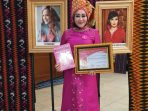 Lisda Hendrajoni Terima Penghargaan Perempuan Inspiratif Indonesia 2019