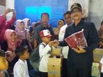 Bupati Hendrajoni, Serahkan Bea Siswa Kepada 2824 Siswa Miskin