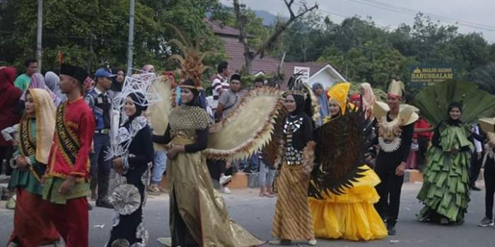Atribut Barang  Bekas  di Karnaval  Pamalayu Membetot 