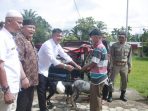 Wabup RJM Serahkan Kambing Ternak untuk 33 Mustahik
