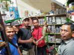 Tim Quick Respon Resque Damkar Payakumbuh Beraksi Tangkap Biawak Masuk Toko