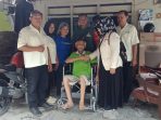 Bareng Babinsa Morokrembangan, IPSM Bagikan Kursi Roda Untuk Warga Disabilitas