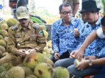 BUPATI BANTU PENGEMBANGAN DURIAN ‘RATNA’